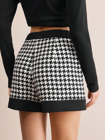 BIZwear Women Casual Houndstooth Print Shorts, Suitable For Autumn Everyday Wear BIZwear Women Casual Houndstooth Print Shorts, Suitable For Autumn Everyday Wear