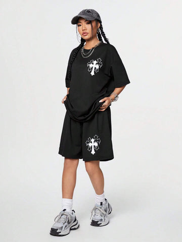 Women's Cross Printed Round Neck T-Shirt And Shorts Set Women's Cross Printed Round Neck T-Shirt And Shorts Set