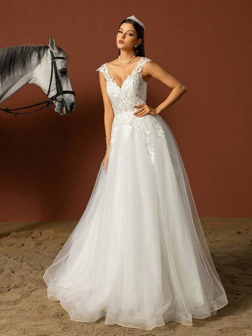 Sleeveless Elegant Wedding Dress With Applique And Mesh Paneling In Solid Color Sleeveless Elegant Wedding Dress With Applique And Mesh Paneling In Solid Color
