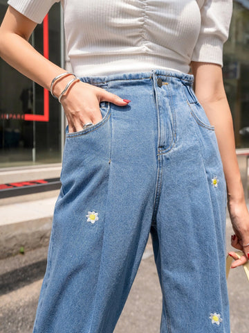 DAZY Floral Embroidery Cropped Mom Fit Jeans DAZY Floral Embroidery Cropped Mom Fit Jeans