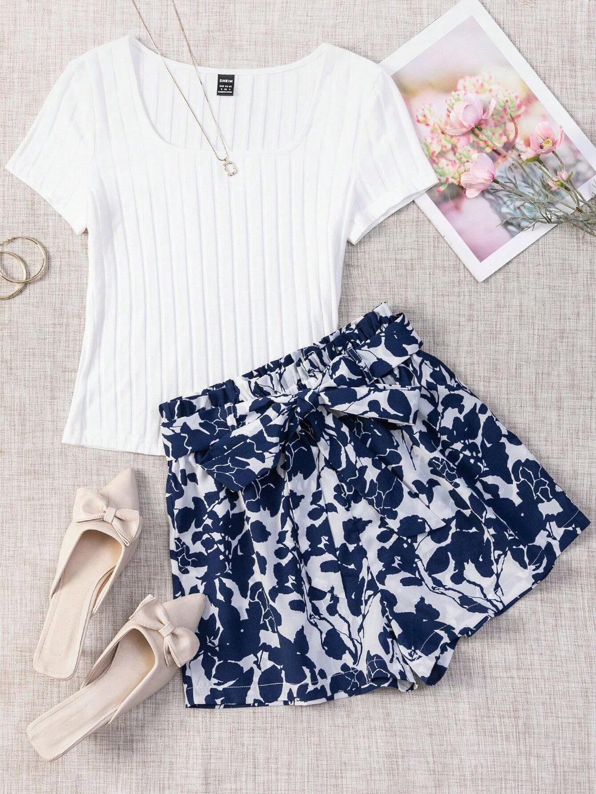 Solid Ribbed Knit Tee & Floral Print Belted Shorts