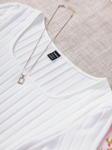 Solid Ribbed Knit Tee & Floral Print Belted Shorts