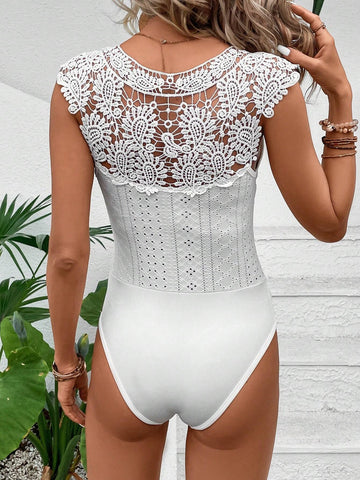 EMERY ROSE Notched Neckline Contrast Guipure Lace Bodysuit