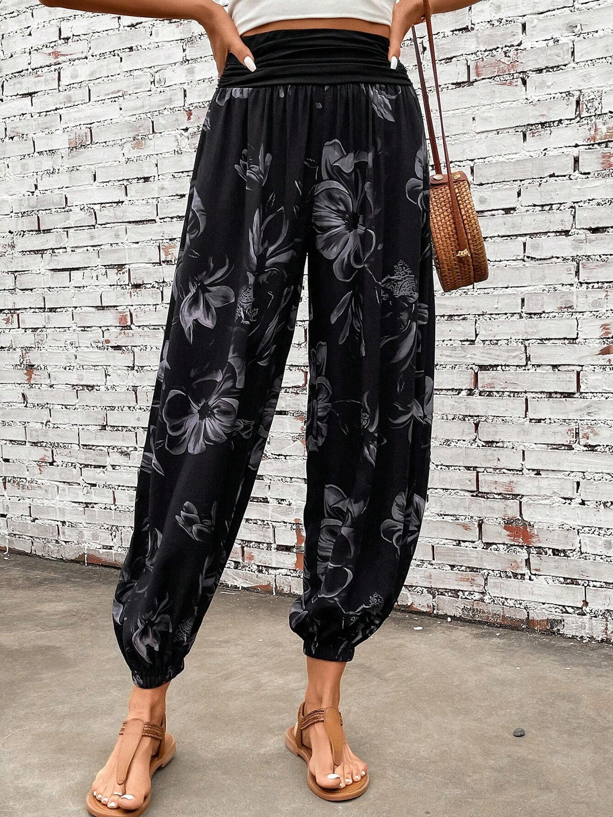 EMERY ROSE Floral Print Carrot Pants