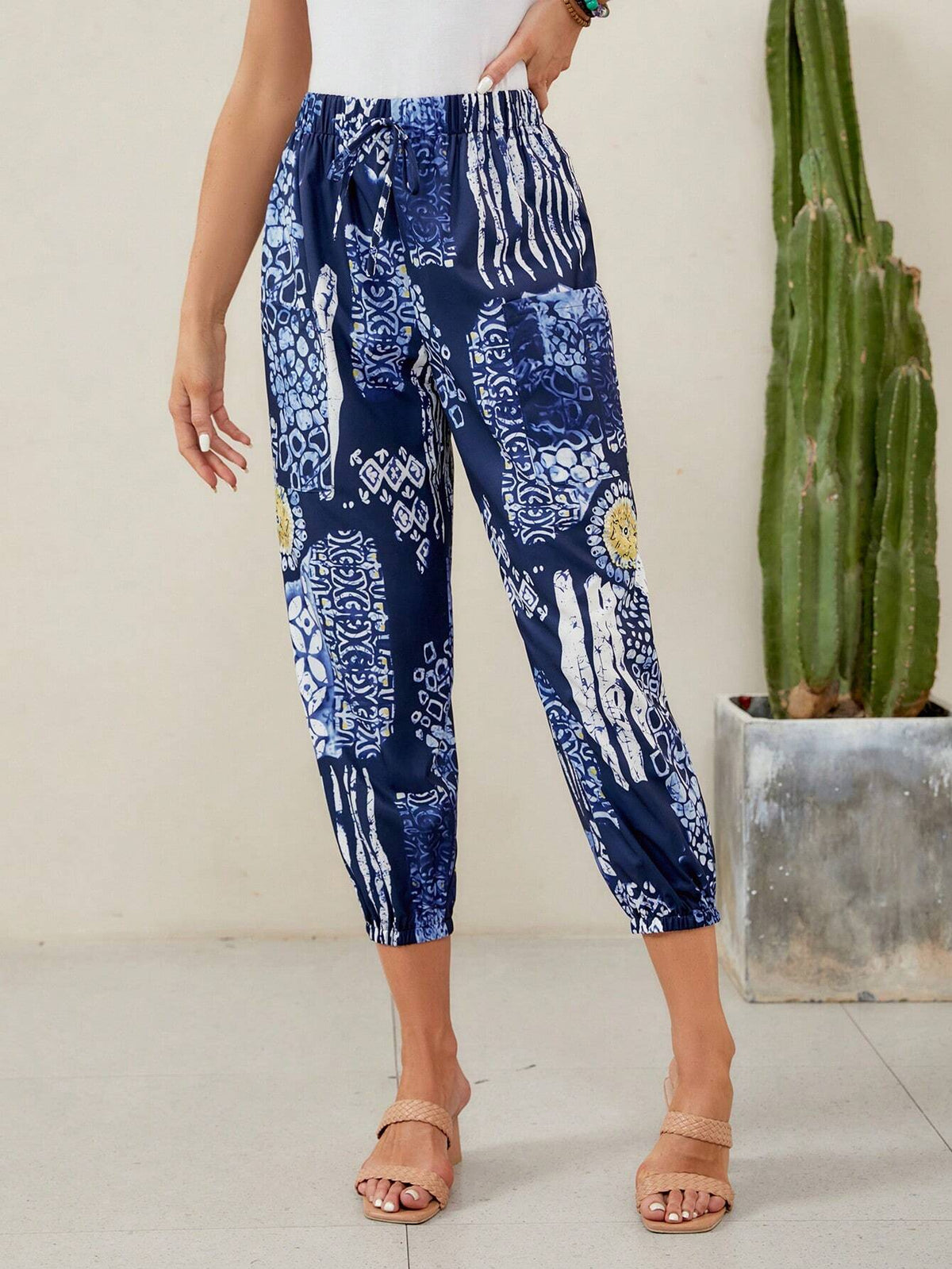 EMERY ROSE Graphic Print Capri Pants