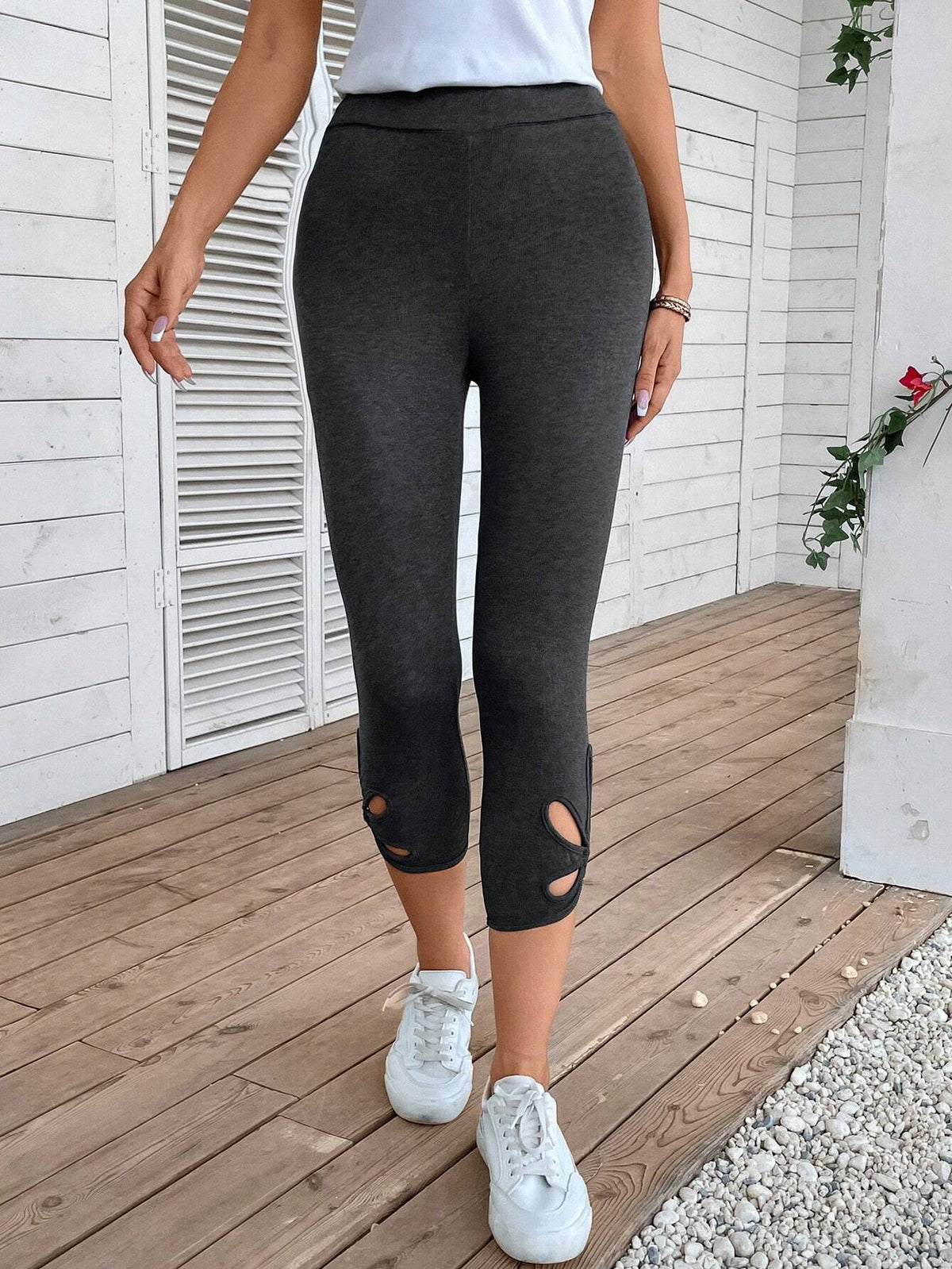 EMERY ROSE Cut Out Twist Hem Capri Leggings