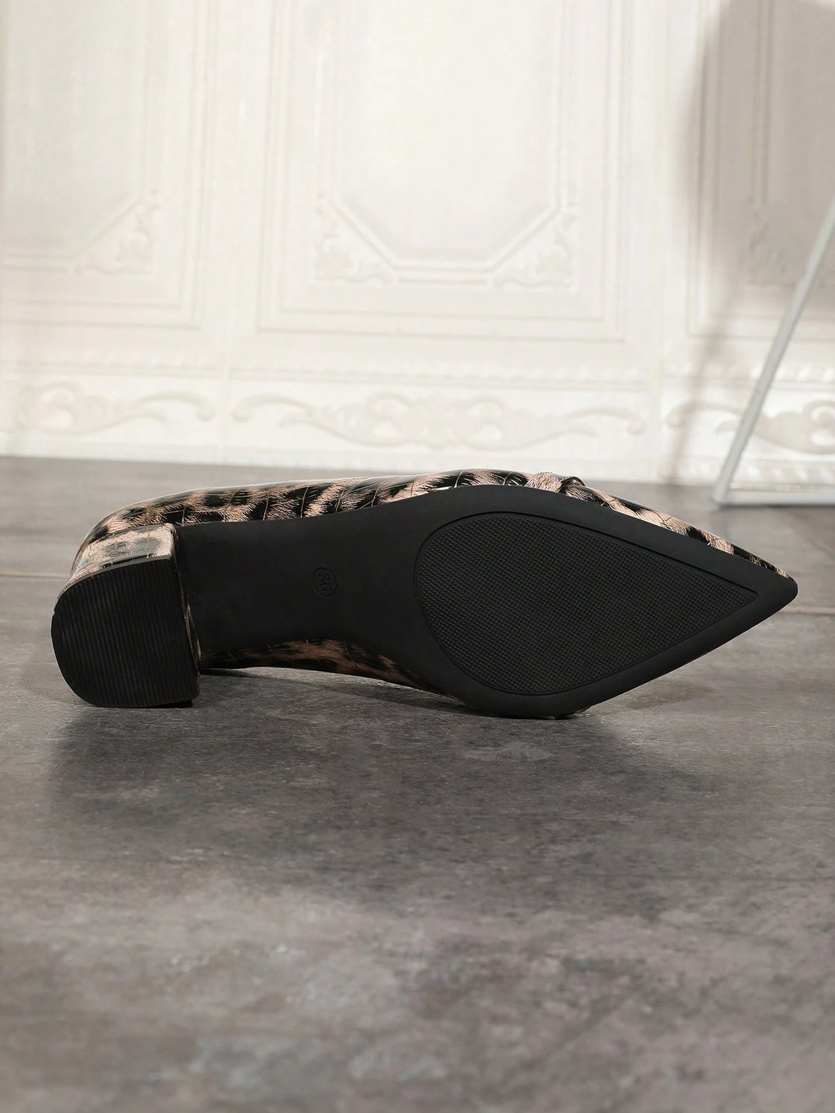 2024 New Pointed Toe Thick Heels Casual Shallow Mouth Leopard Print Patent Leather Pumps, Versatile