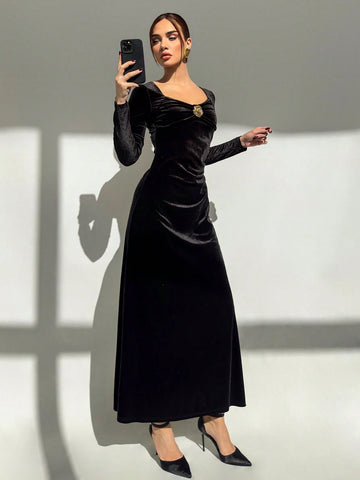 Aloruh Women's Long Velvet Mermaid Dress With Ruched Bust & Waist, Metal Decor, Elegant Party Gown