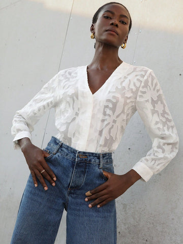 Aveloria Modichic Minimalist Design High-End Retro Elegant Commuter Casual Versatile White V-Neck Textured Fabric Women Shirt