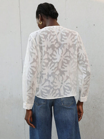 Aveloria Modichic Minimalist Design High-End Retro Elegant Commuter Casual Versatile White V-Neck Textured Fabric Women Shirt