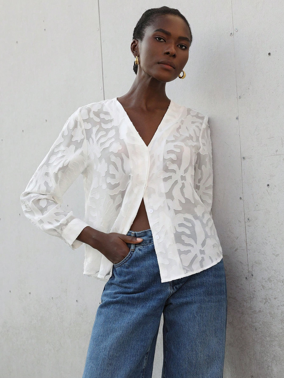 Aveloria Modichic Minimalist Design High-End Retro Elegant Commuter Casual Versatile White V-Neck Textured Fabric Women Shirt