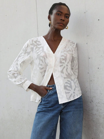 Aveloria Modichic Minimalist Design High-End Retro Elegant Commuter Casual Versatile White V-Neck Textured Fabric Women Shirt