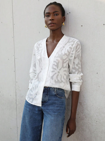 Aveloria Modichic Minimalist Design High-End Retro Elegant Commuter Casual Versatile White V-Neck Textured Fabric Women Shirt