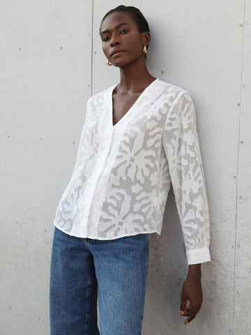 Aveloria Modichic Minimalist Design High-End Retro Elegant Commuter Casual Versatile White V-Neck Textured Fabric Women Shirt