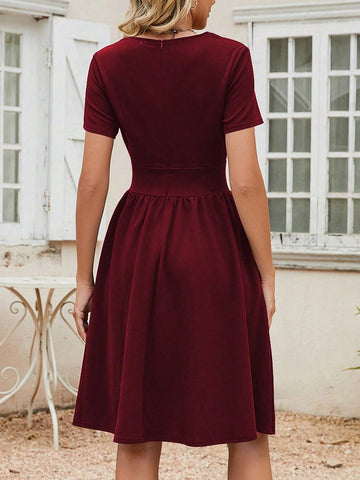 Burgundy Vintage Short Sleeve A-Line Dress With Notch Neckline And Flared Hem