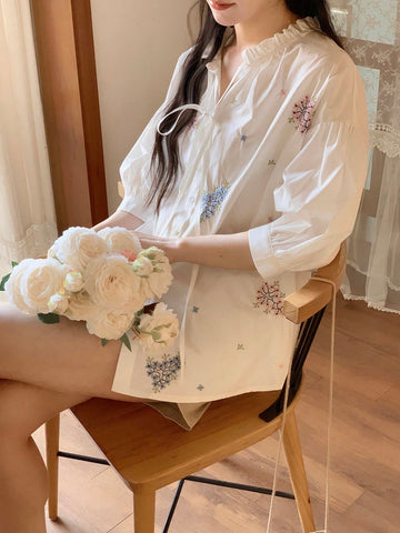 DAZY Women's Casual Embroidered Floral Round Neck Short Sleeve Blouse, Summer