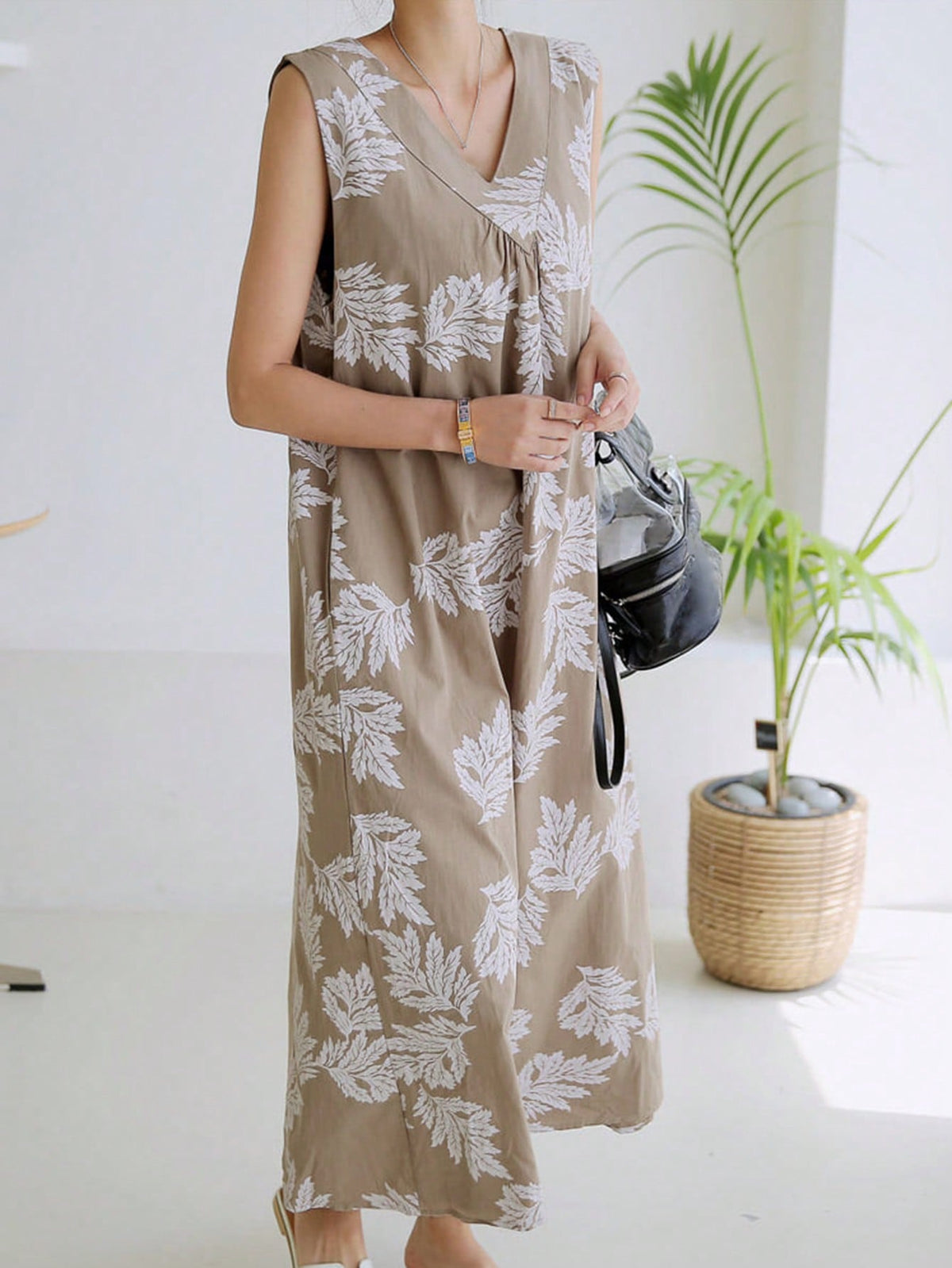 DAZY Women's Plant Printed V-Neck Sleeveless Dress