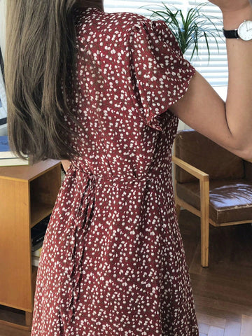 DAZY Women's Small Floral V-Neck Tie Waist Dress