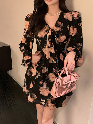 DAZY Women's V-Neck Casual All-Over Floral Print Long Sleeve Mini Dress