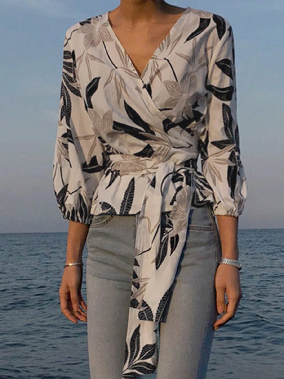 DAZY Women's V-Neck Tie-Waist Short Sleeve Floral Blouse,