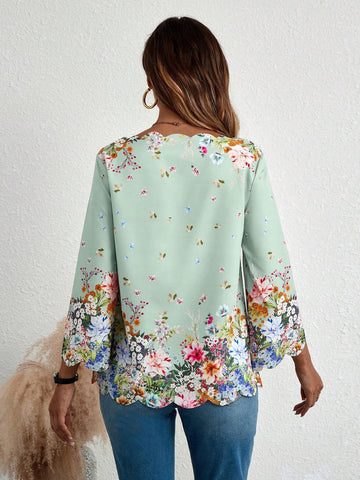 EMERY ROSE Women's Positioned Floral Print Scalloped V-Neck Mid-Sleeve Shirt