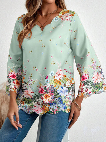 EMERY ROSE Women's Positioned Floral Print Scalloped V-Neck Mid-Sleeve Shirt