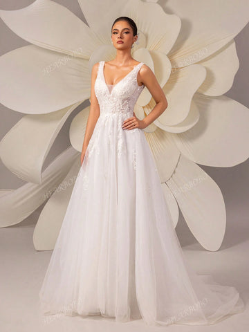 Elegant Beaded Embroidery V-Neck Sleeveless Mesh Backless Bridal Dress Beach Wedding Gown