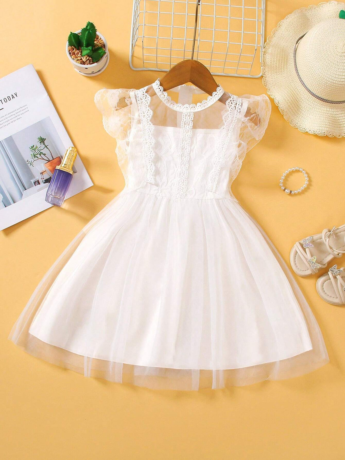 Girl Mesh Dress With Various Embroidery, Floral Decor, Knitting Lace, Two Layers Of Mesh, One Layer Of Lining, Zipper Closure. Suitable For Summer Parties And Weddings.