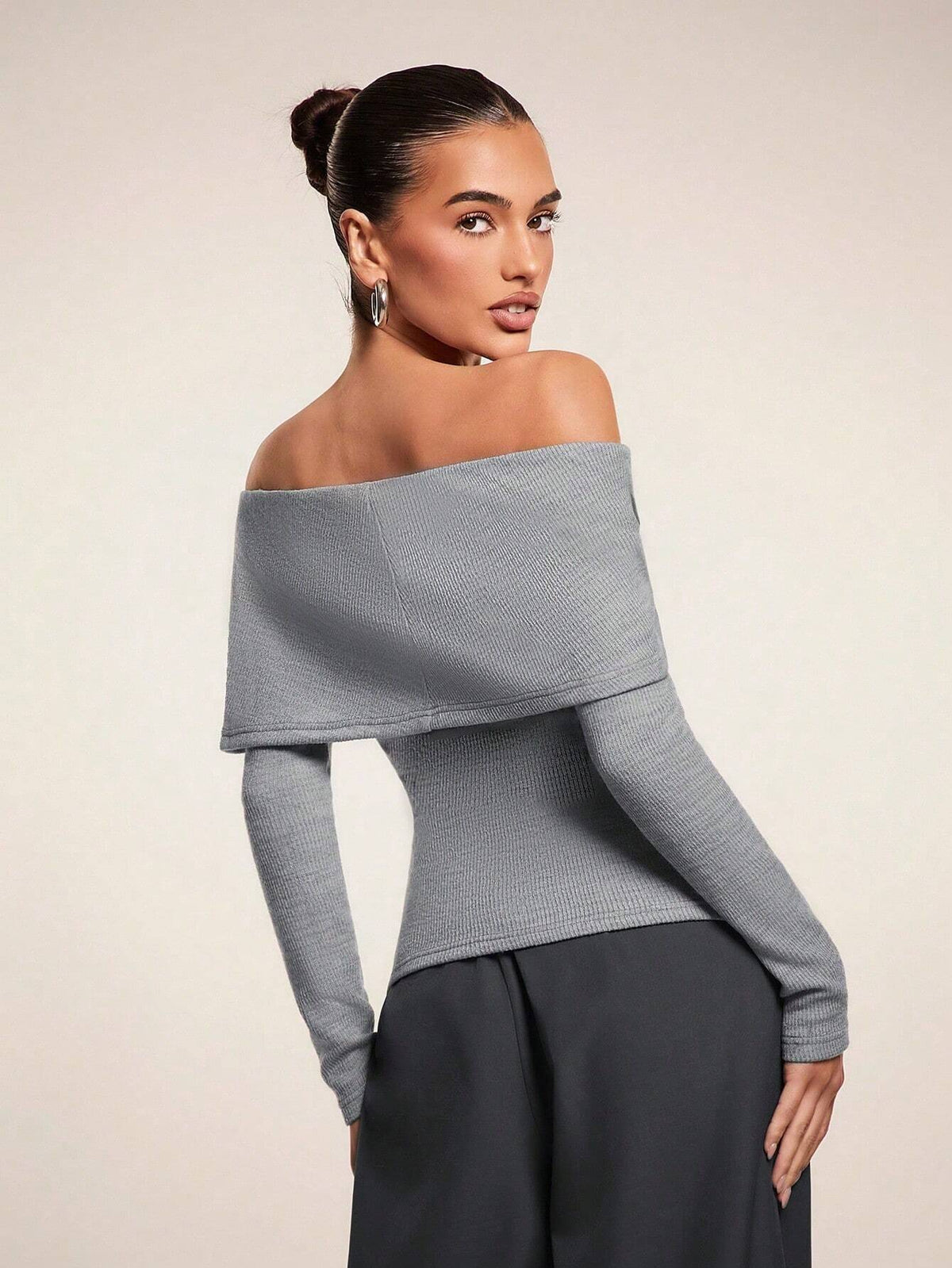 1pc Women Off-Shoulder Leather Patch Decorated T-Shirt, Sexy & Elegant, Grey, Suitable For