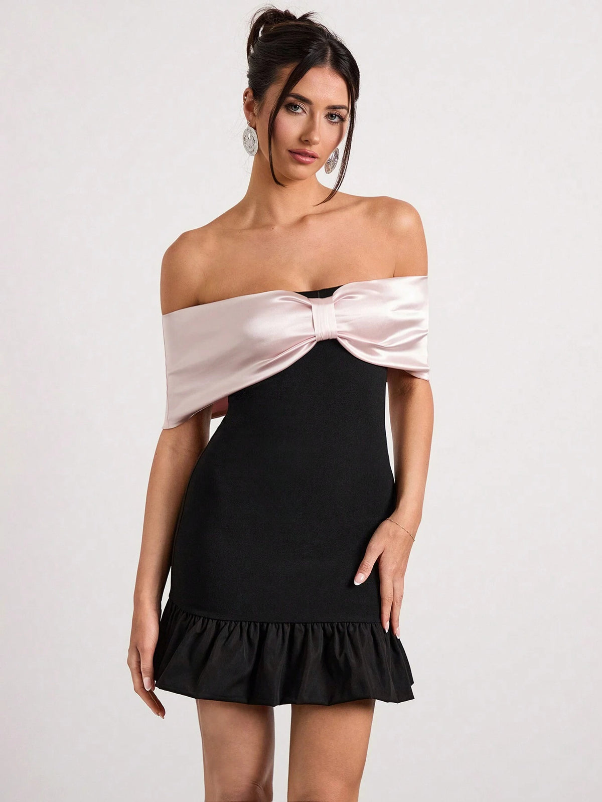 Glamine One-Shoulder Bow Tight Black Mini Skirt With Contrasting Color Splicing Design And Hip-Hugging Bud Dress