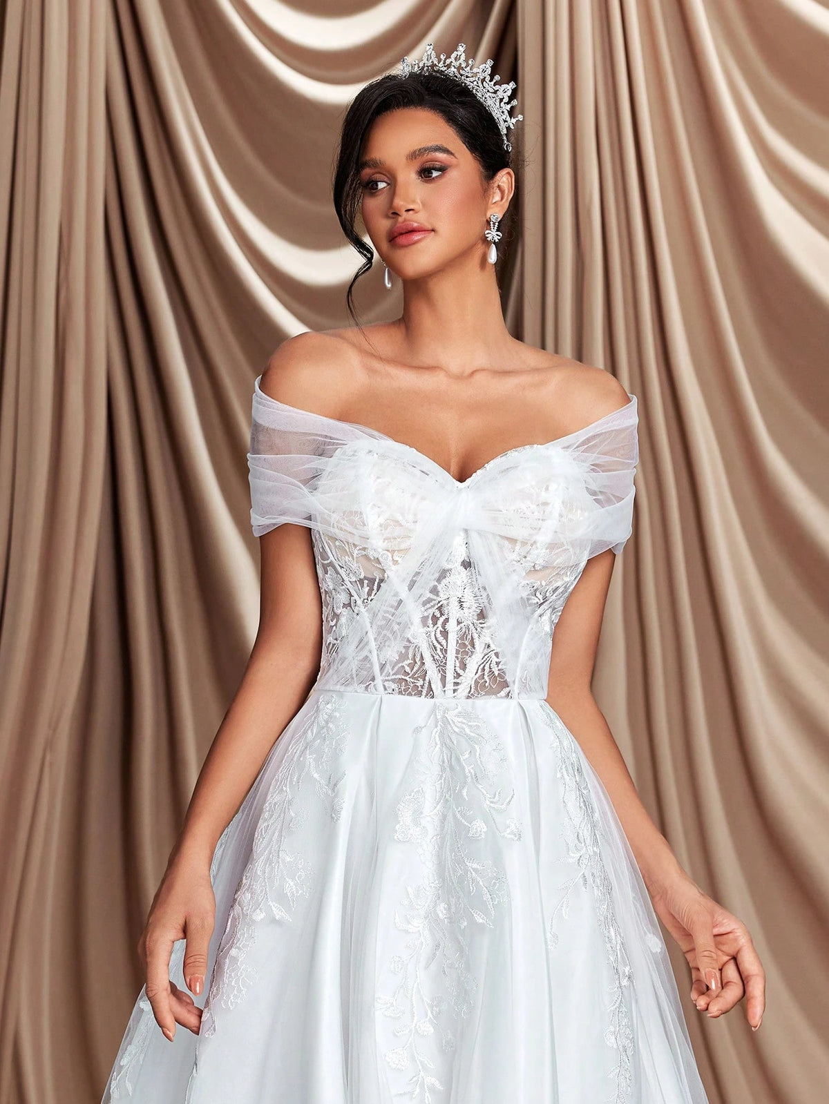 Glamrae Elegant, Gorgeous And Luxurious One-Shoulder Embroidered Lace Appliqué Stitching Mesh Pleated Large Hem And Tail Suitable For Wedding Events But Also Party Vacation Honeymoon Wedding Dress