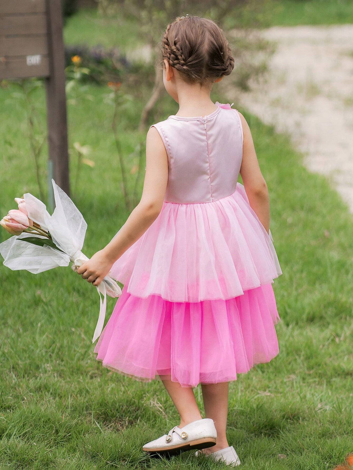 Little Girls' Pink Tulle Dress, With Fabric Flowers On The Top,Elegant, With Soft And Pink And Rose Colors,Suitable For Spring/Summer Seasons.