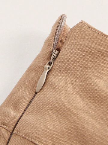 Low V-Cut Wide Waist Pleated Skirt