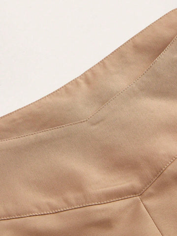 Low V-Cut Wide Waist Pleated Skirt