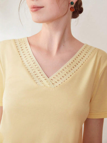 MOTF PREMIUM LACE V-NECK T-SHIRT