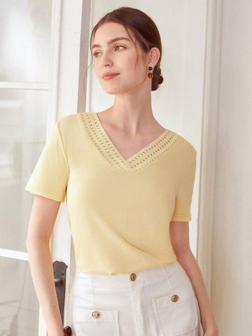 MOTF PREMIUM LACE V-NECK T-SHIRT
