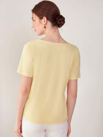 MOTF PREMIUM LACE V-NECK T-SHIRT