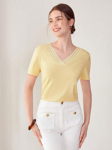 MOTF PREMIUM LACE V-NECK T-SHIRT
