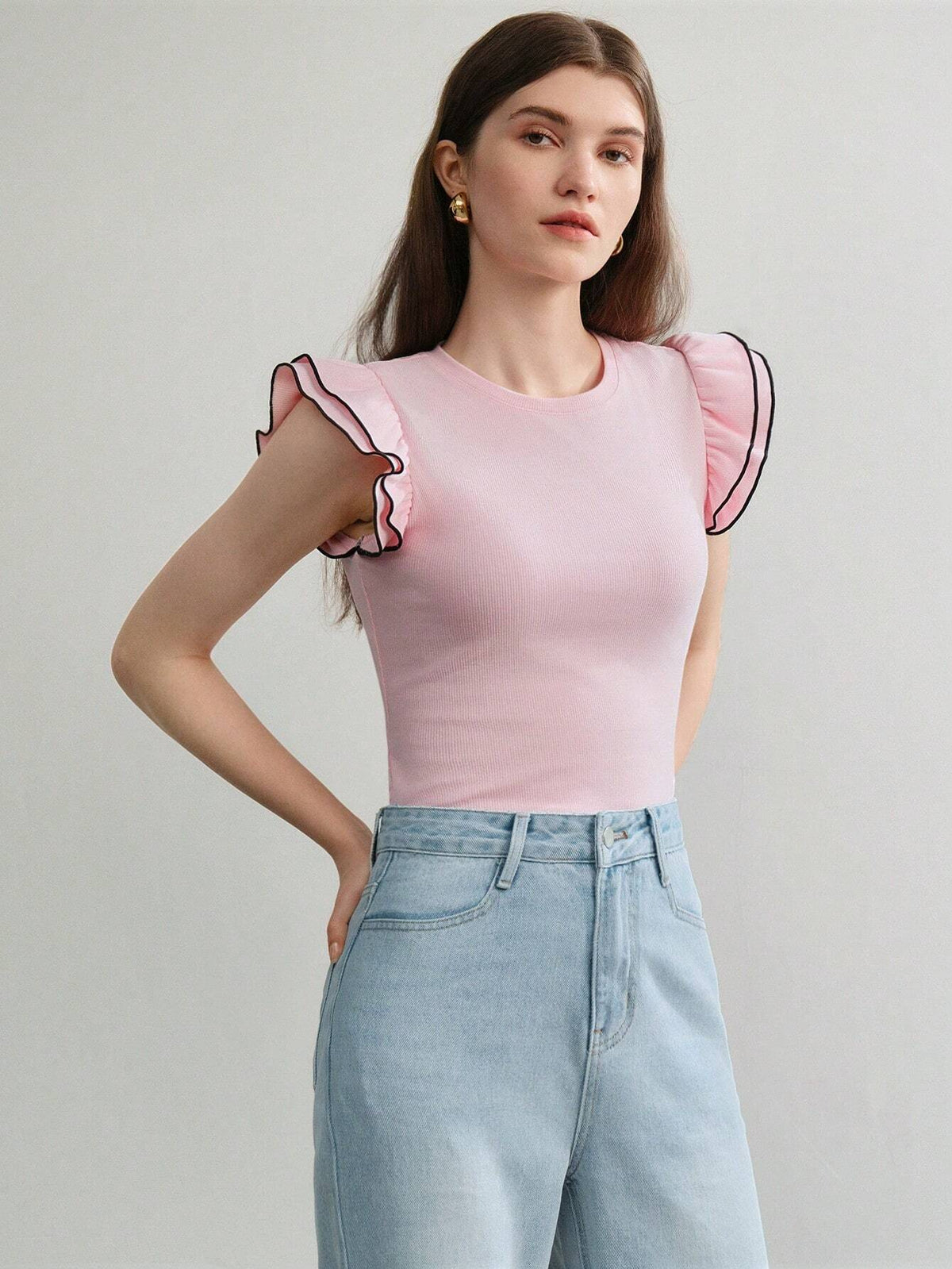 CONTRAST BINDING RUFFLE ARMHOLE SLIM FIT TEE