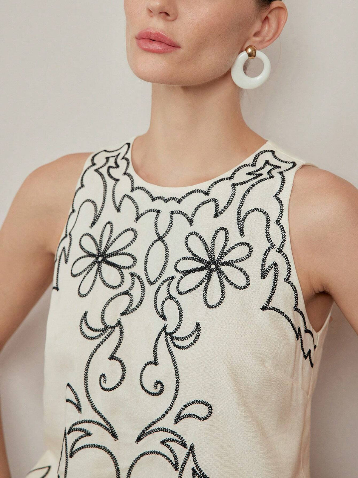 MOTF STUDIO EMBROIDERY FLORAL PATTERN SLEEVELESS BLOUSE