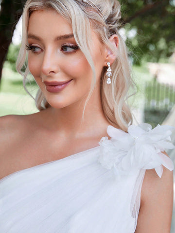 One Shoulder Floral Applique Mesh Overlay Wedding Dress