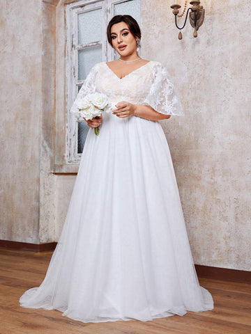 Plus Size Women's V-Neck Lace Patchwork White Tulle Train Ball Gown Wedding Dress