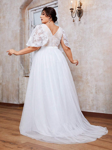 Plus Size Women's V-Neck Lace Patchwork White Tulle Train Ball Gown Wedding Dress