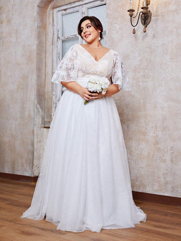 Plus Size Women's V-Neck Lace Patchwork White Tulle Train Ball Gown Wedding Dress