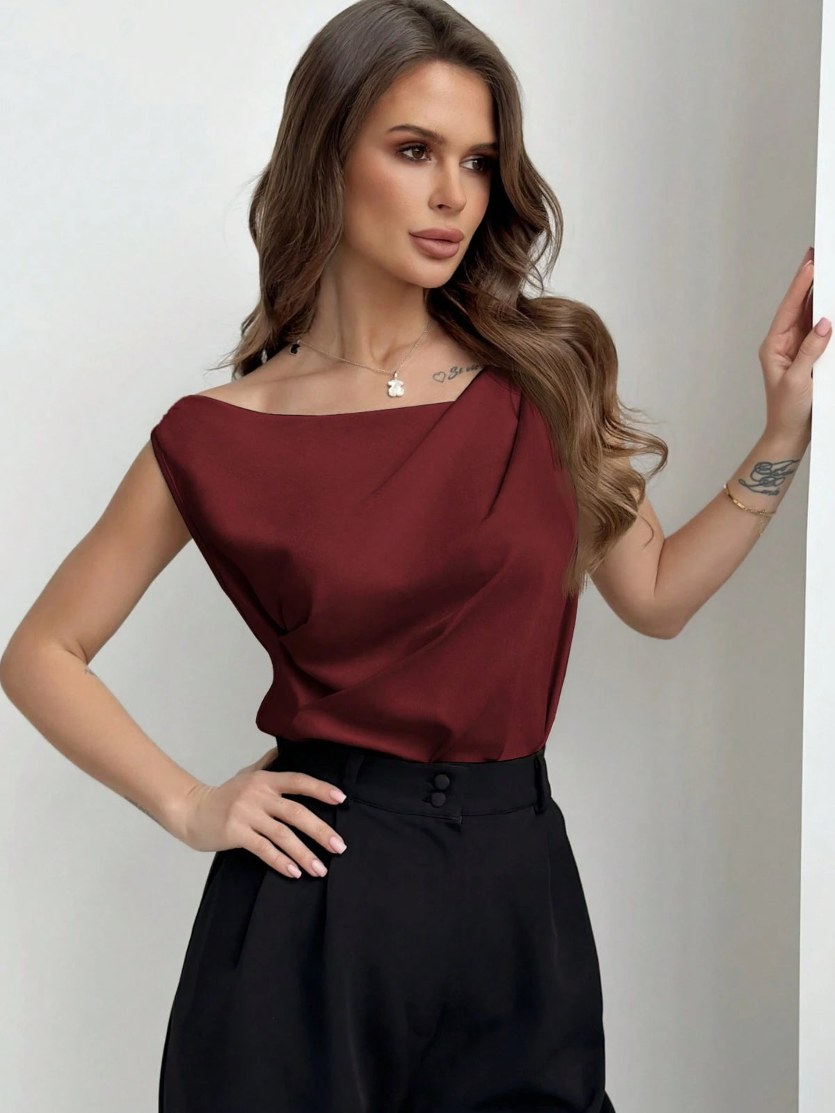 Aloruh Asymmetrical Pleated Sleeveless Ladies Shirt, Elegant Chic For Work And Daily Wear