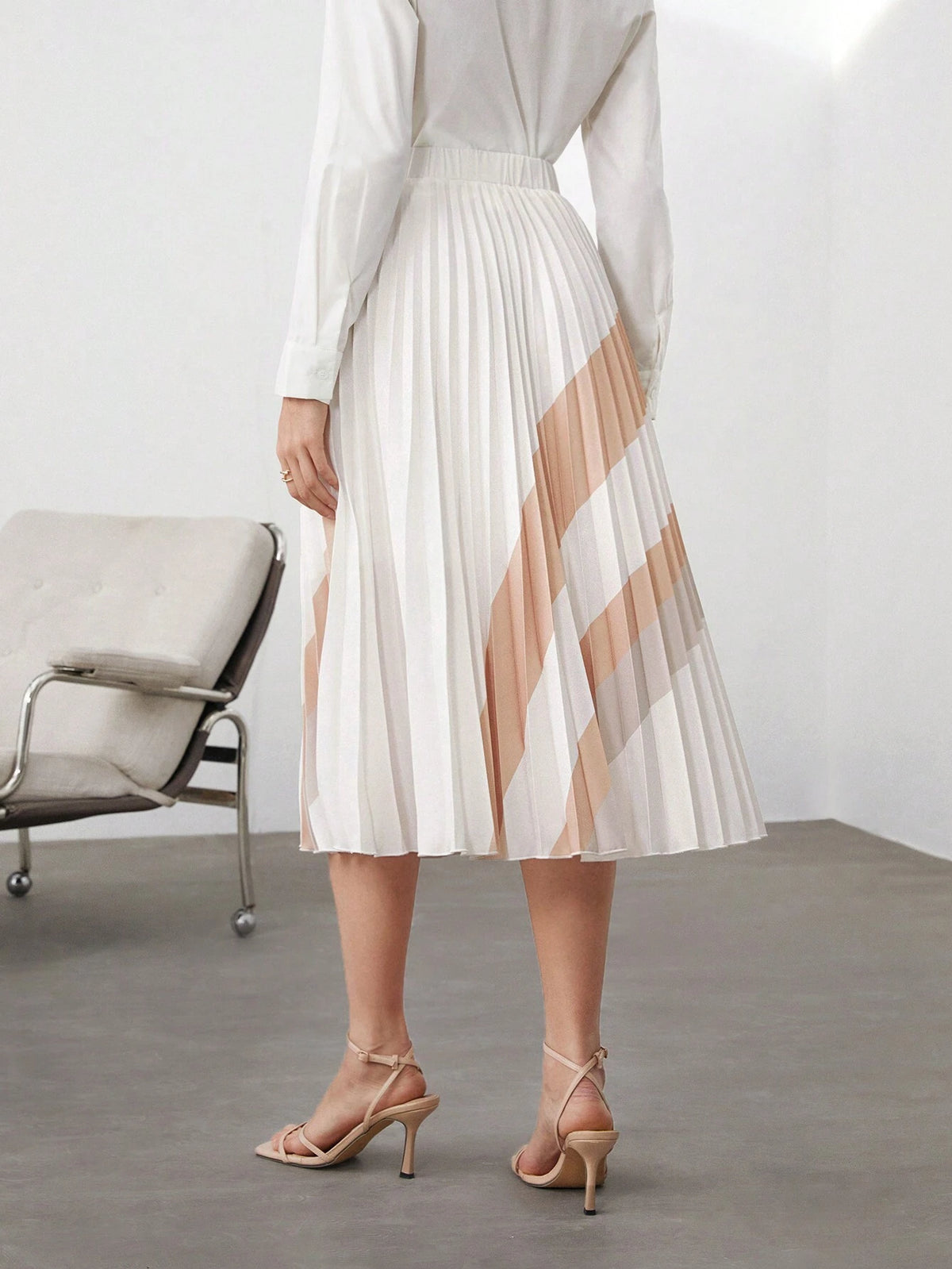 BIZwear Women's Contrast Color Pleated Hem Skirt