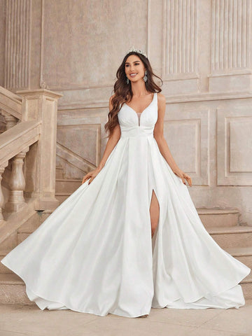 Elegant And Luxurious Satin High-Waisted Slim Fit Wedding Dress With A Split And Wide A-Line Hem That Drags To The Ground.