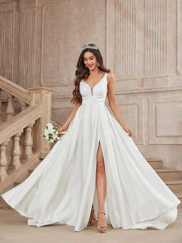 Elegant And Luxurious Satin High-Waisted Slim Fit Wedding Dress With A Split And Wide A-Line Hem That Drags To The Ground.