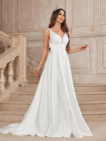 Elegant And Luxurious Satin High-Waisted Slim Fit Wedding Dress With A Split And Wide A-Line Hem That Drags To The Ground.