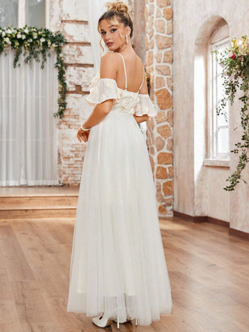 Elegant And Romantic Off-Shoulder Cami Wedding Dress With 3d Floral Decorations And Tulle Overlay